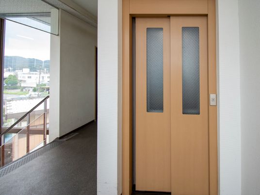 廊下の木製扉