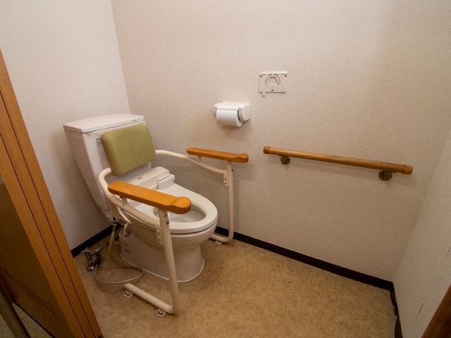 バリアフリートイレ トイレ 手すり付きで安全性を考えたトイレ設計。快適にご利用いただけます。