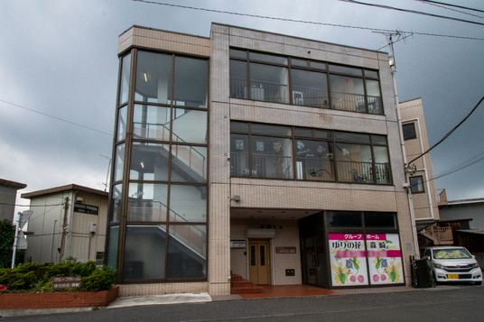多階層の建物の外観