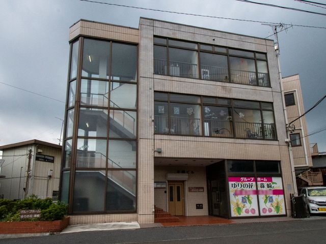 多階層の建物の外観 外観 清潔感のある正面入り口、明るい印象のガラス張りです。安らぎを感じさせるファサードでお出迎えします。