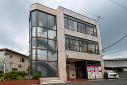 明るい外観の建物