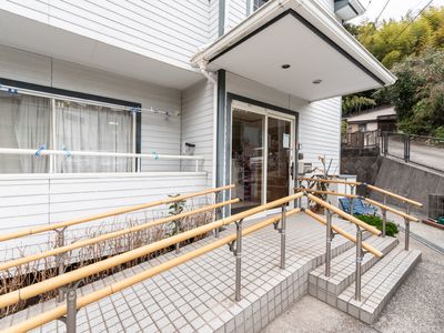 手すり付き施設のエントランス