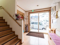 出入口と階段が見える空間