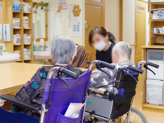 利用者とスタッフの和室