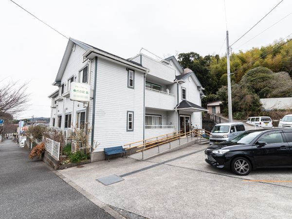 白い建物の外観