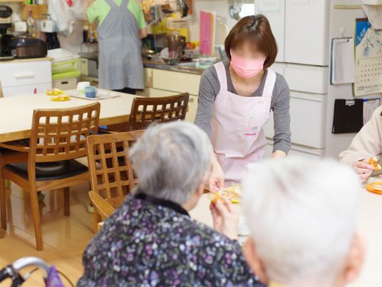 明るい食事のひと時