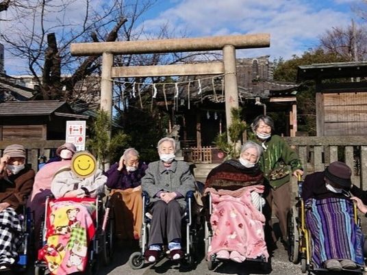 笑顔の方々と神社前