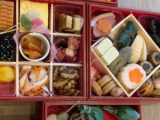 おせち料理の彩り豊かな盛り付け