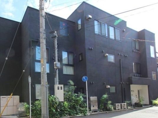 黒い外壁のモダンな外観