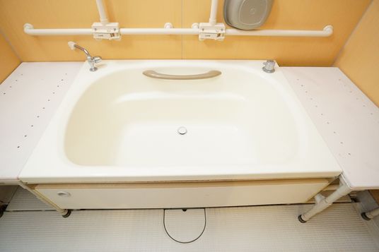 手すり付きの入浴設備