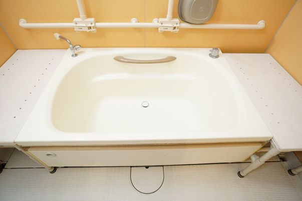 手すり付きの入浴設備
