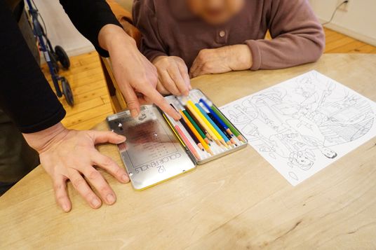 色鉛筆と手元の描画活動