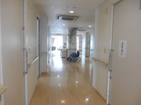 明るく清潔な廊下