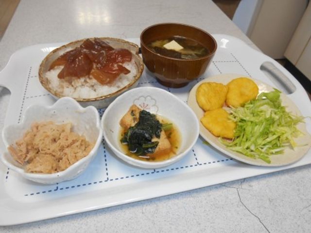 栄養満点の食事メニュー 色とりどりの食事が並んでおり、栄養バランスを考えた献立のひと例です。こだわりの食事で、利用者様の健康を支えます。