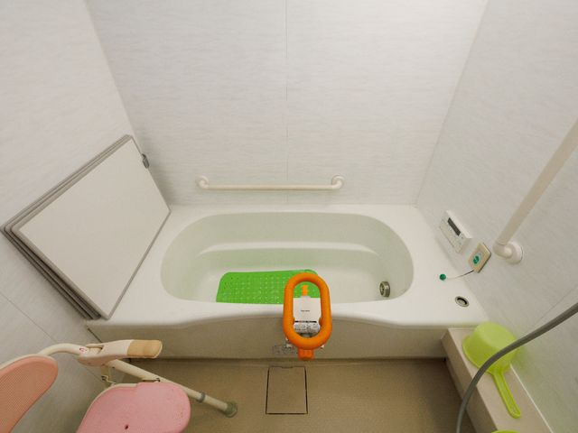 バリアフリー浴室設備 浴室 手すりやシャワーチェアが設置された、安全に配慮した快適な浴室です。利用者の身の回りのサポートにも適しております。