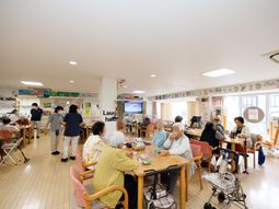 活気ある食堂の様子