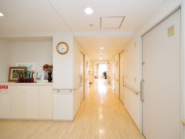 明るい廊下と花の装飾