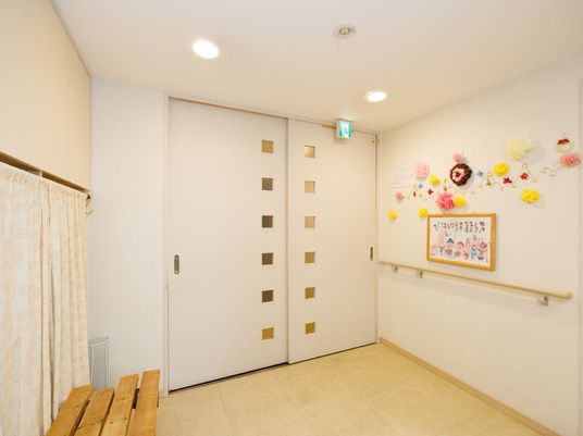 廊下の壁装飾と案内板