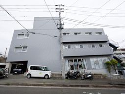 灰色の建物の外観