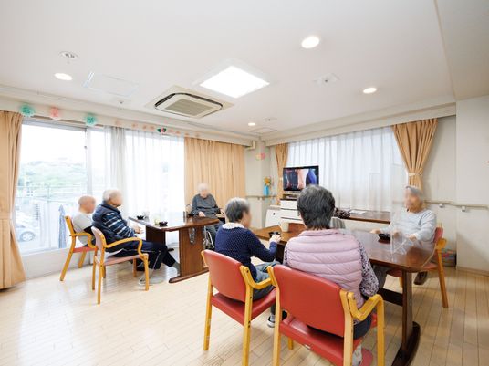 共有スペースでくつろぐ人々