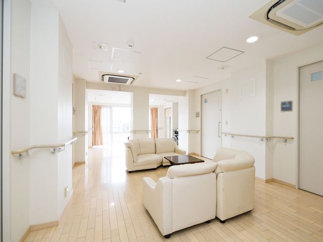 広々とした明るい廊下 廊下 広々とした廊下は、明るく開放的な印象を与えます。手すりが設置されており、安全に配慮されているのがうかがえます。