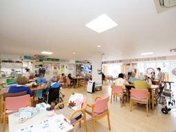明るい食堂の日常風景