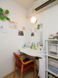 清潔な洗面台と壁掛け装飾