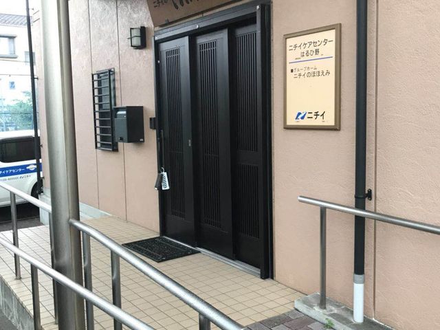 スタッフ入口外観 エントランス スタッフ専用入口のある職場で、新たなキャリアを築いていきませんか？安定した環境を提供します。