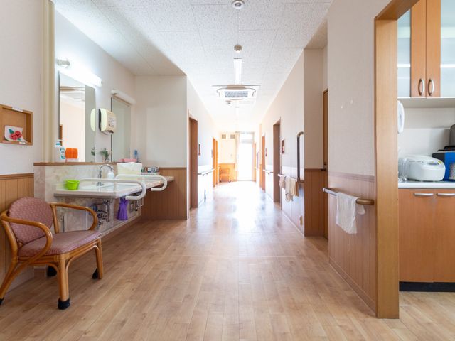 明るい木目調の廊下 廊下 広く明るい木目調の通路は、移動しやすい設計です。自然光で温かさを感じられます。