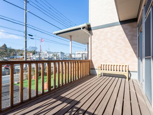木製のベンチがあるテラス
