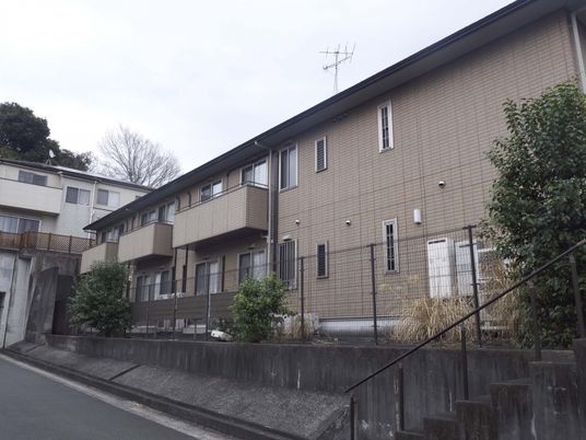 閑静な住宅街の建物外観