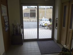 車椅子対応の入口