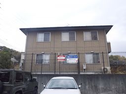 二階建ての建物外観  