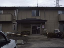 シンプルな建物の外観