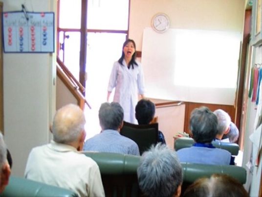 活気ある多目的室の様子