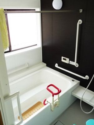 手すり付き清潔な浴室