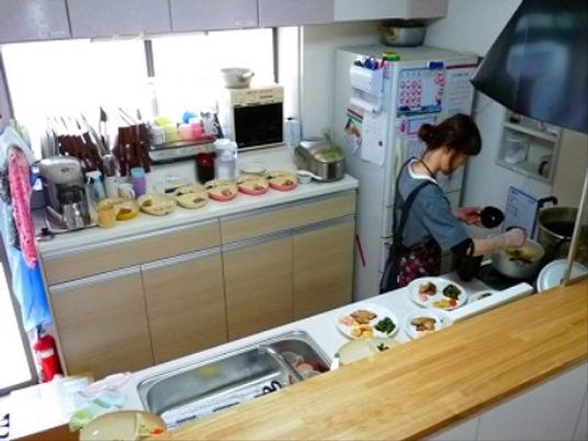 調理中のスタッフとキッチン