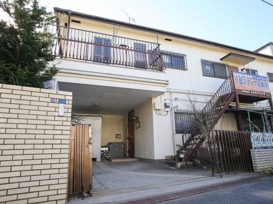 明るい外観の建物正面