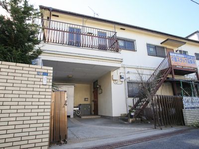 明るい外観の建物正面