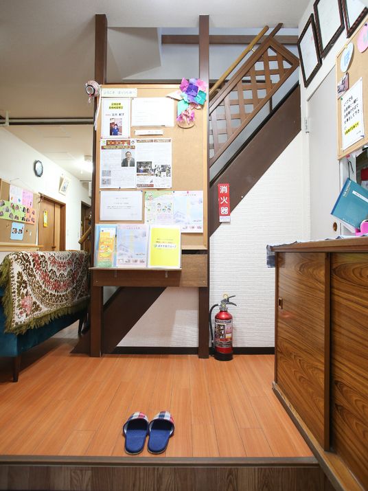 玄関に掲示物と階段