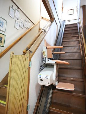 階段昇降機設置の廊下