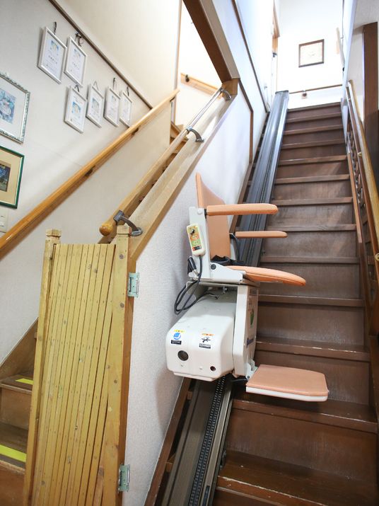 階段はノーマルのものと、座って上り下りをすることのできる機械付きのものがあり、身体が不自由な人にとって助けとなっている。