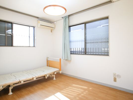 個室の中には窓が複数ある部屋もあり、日当たりが良く毎朝の目覚めが快適になるような配慮がなされている。
