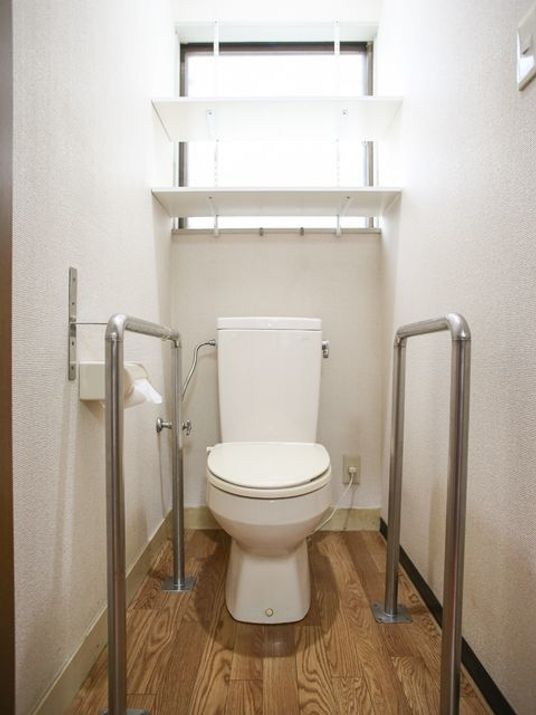 トイレルームには、便座の両サイドに大きめの手すりが付いており、つかまりながら腰を上下動させることができる。