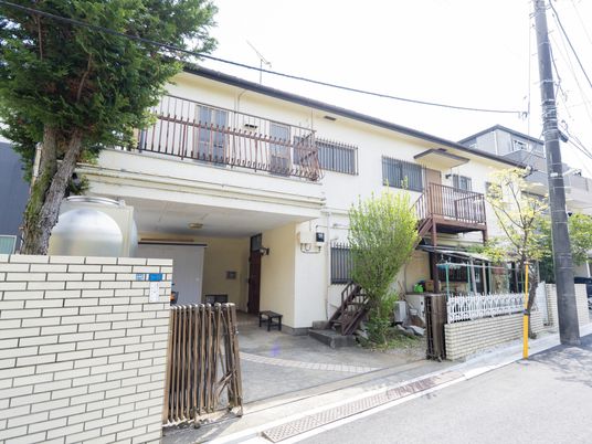 外観の建物正面  