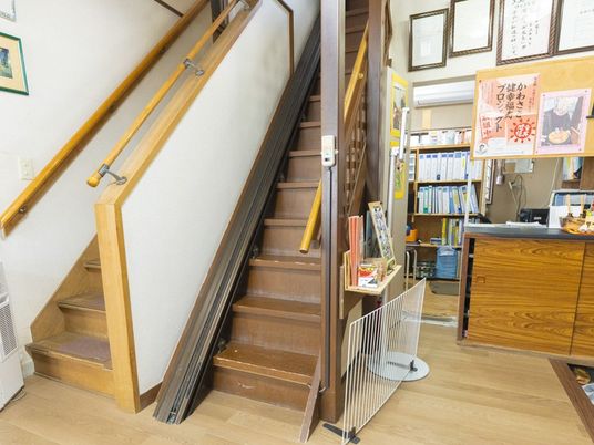 階段と受付のある廊下  