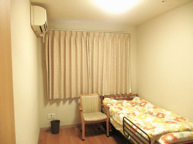 ベッドと椅子の居室 居室 シンプルで快適な居室です。リラックスしながら安らげる空間が確保されています。