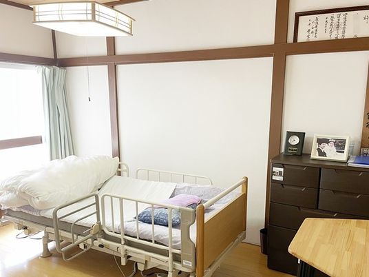 居室のベッドと収納  