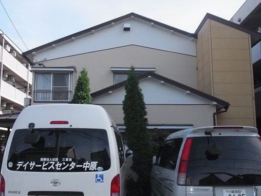 送迎車が停まる外観  