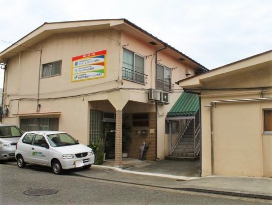 たたずまいのある建物正面